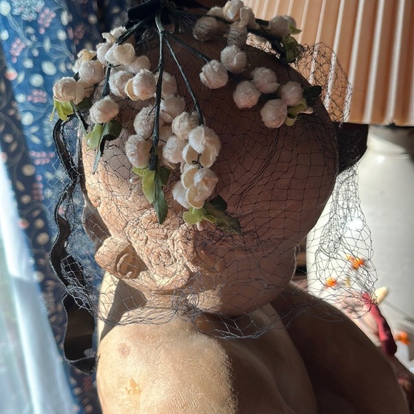 Vintage woman’s Floral netted hat goes back to the 50s - Picture 2 of 3
